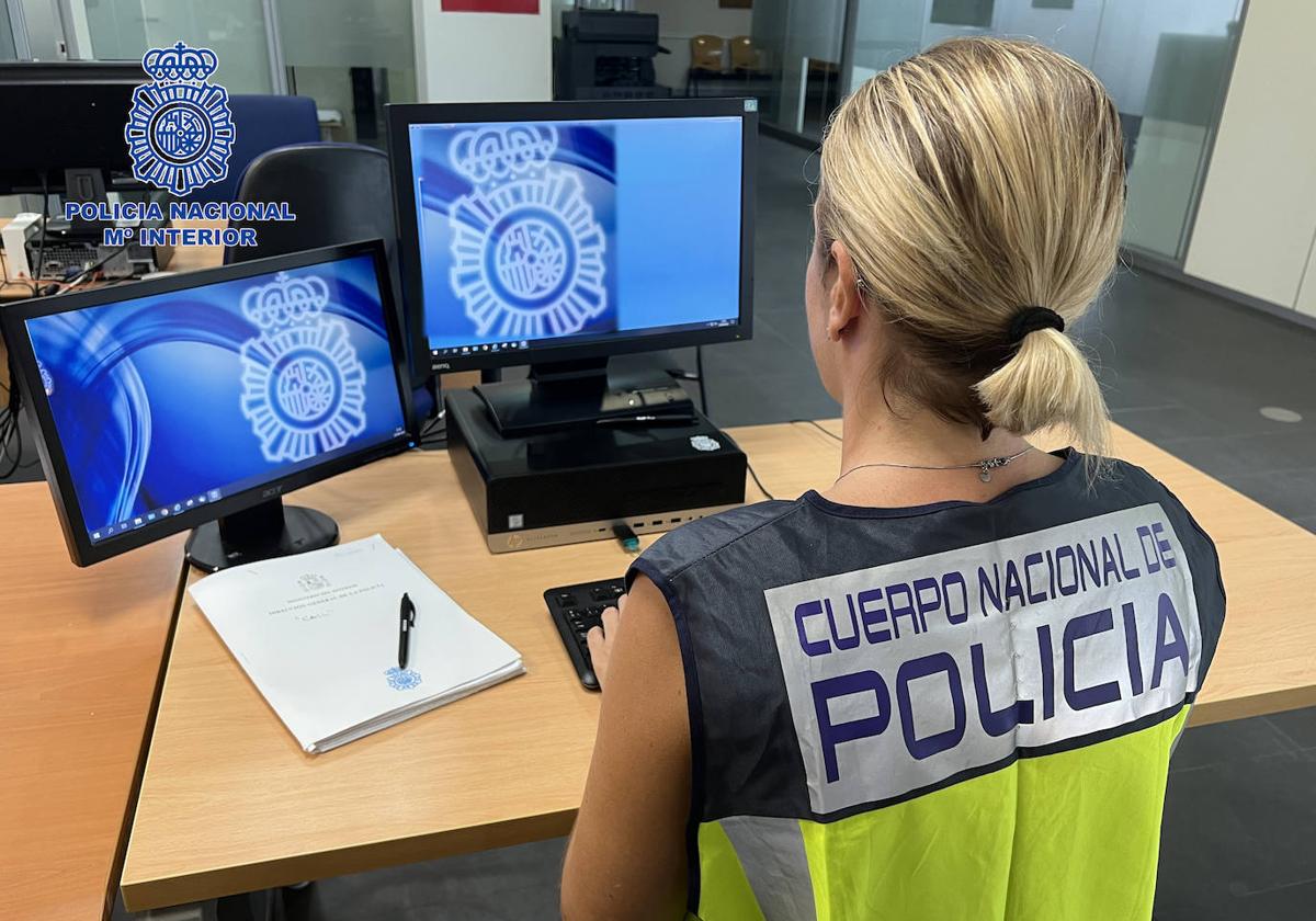 Una investigadora de la Policía Nacional en una imagen de archivo.