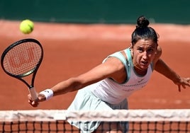 Sara Sorribes golpeando de revés durante un partido en Roland Garros.