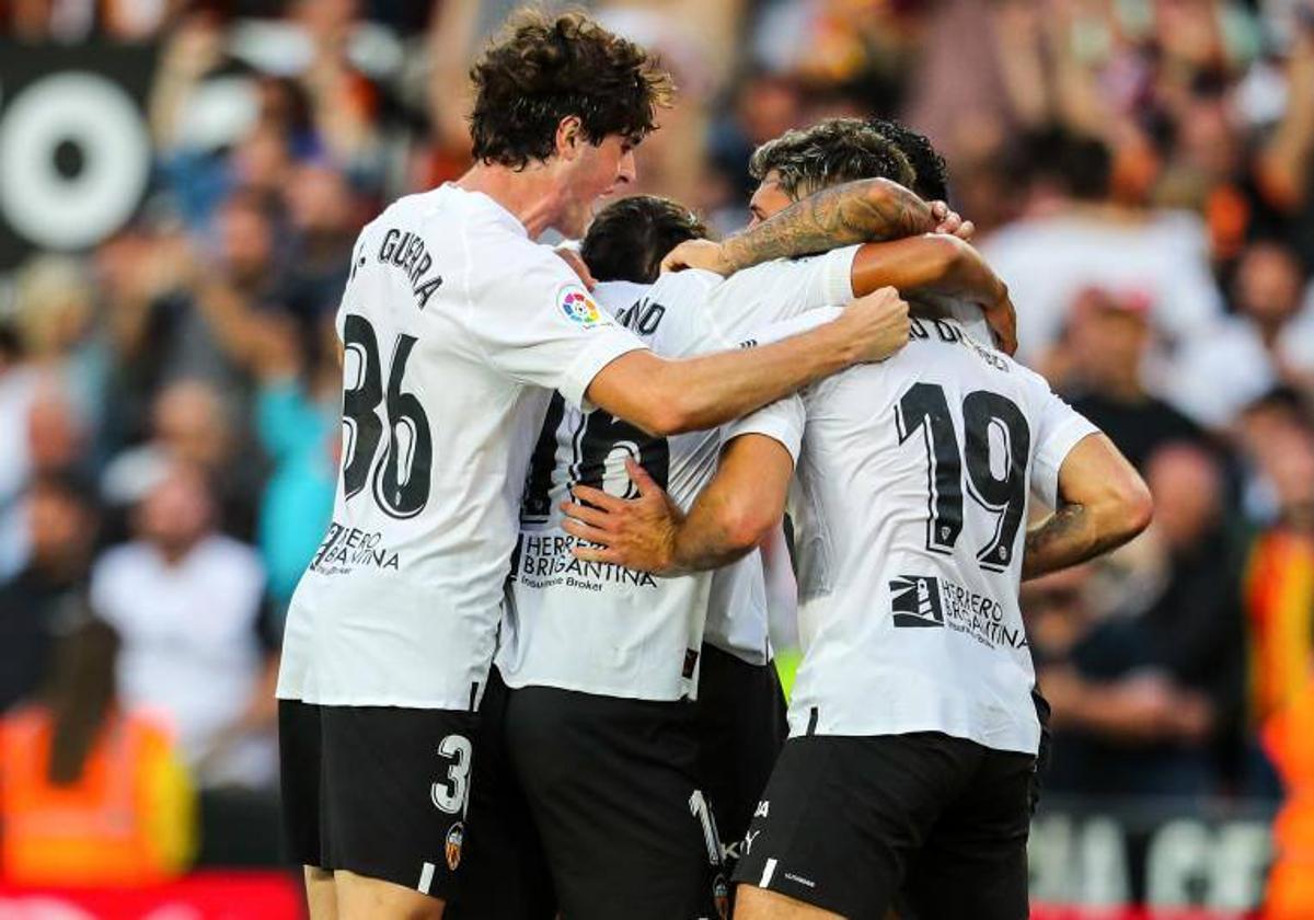 Los jugadores del Valencia CF celebran el gol de Lino ante el Espanyol.