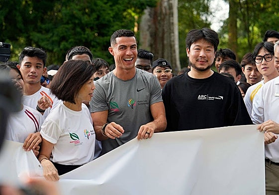 Cristiano Ronaldo junto a Kiat Lim, durante un acto de la fundación de Peter Lim en Singapur.