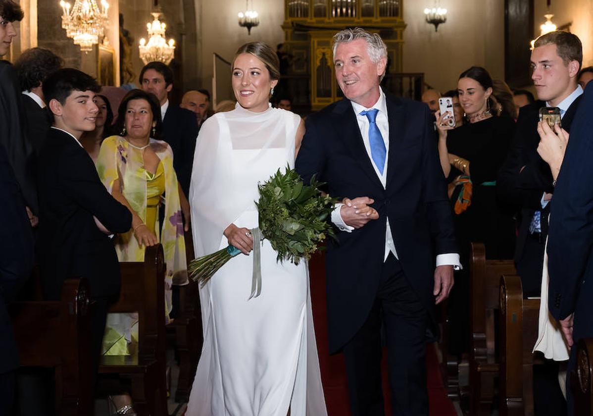 Natalia Terol entra a la iglesia del brazo de su padre, el traumatólogo Pablo Terol.