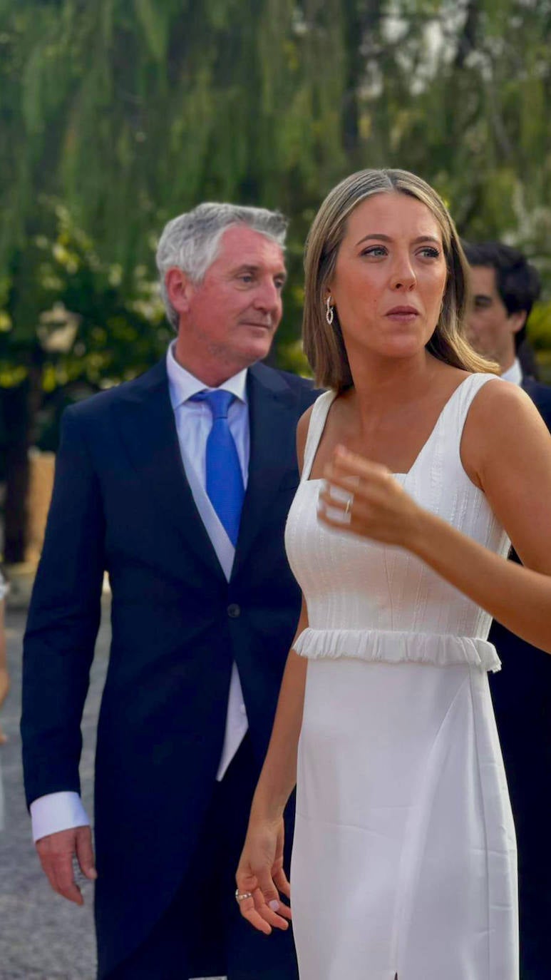 Después de la ceremonia, Natalia Terol se quitó el velo y se soltó el pelo. Sus únicas joyas, además de la alianza, eran unos pendientes de aros.