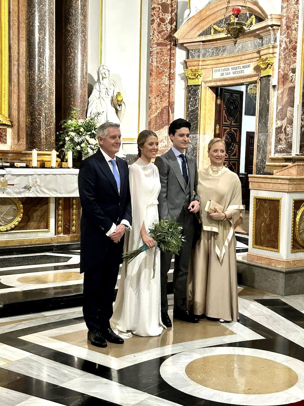 Los novios junto a los padrinos al finalizar la ceremonia en la iglesia de Capitanía.