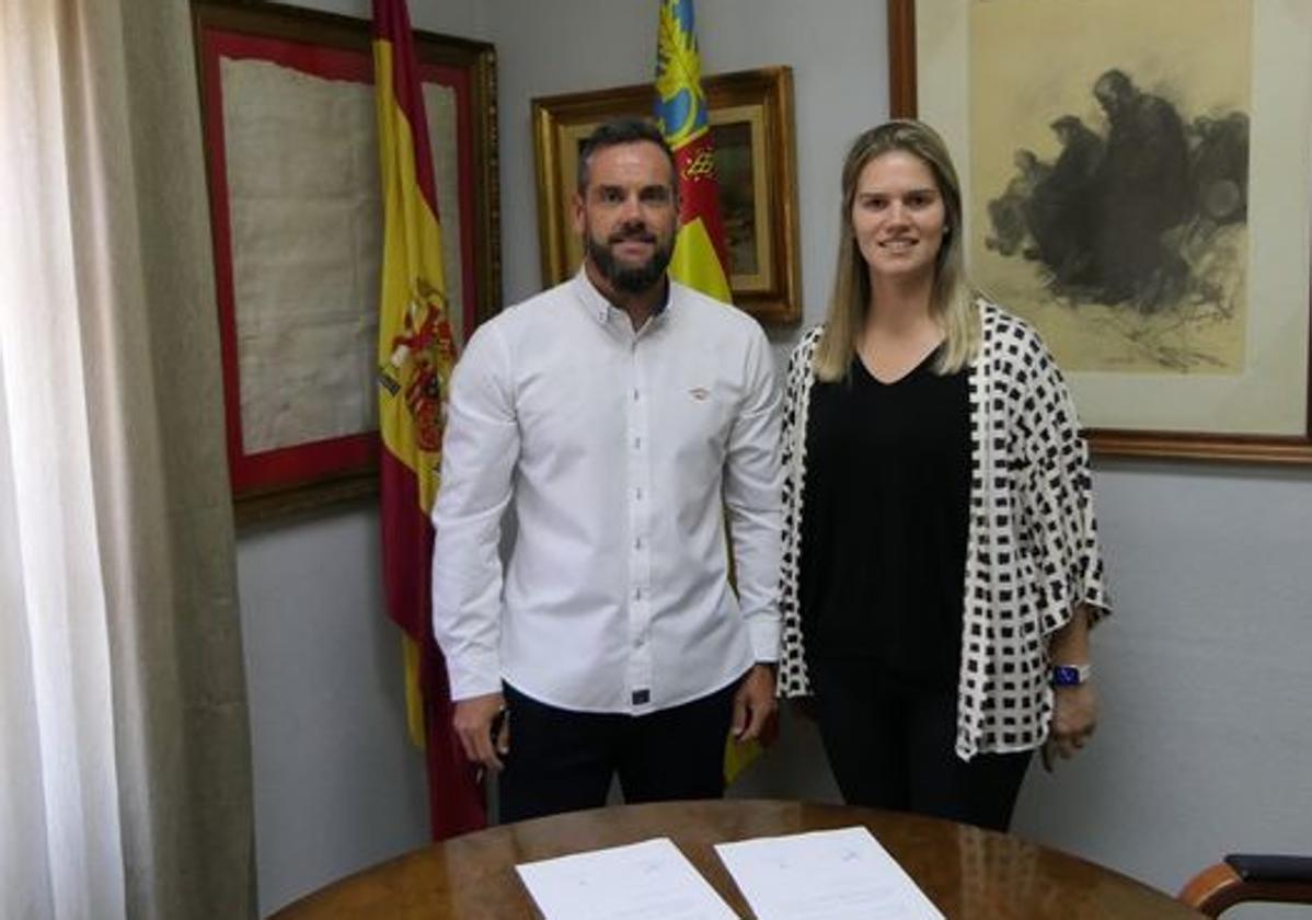 Andrés Añón y Elia Ferrer firman el pacto.