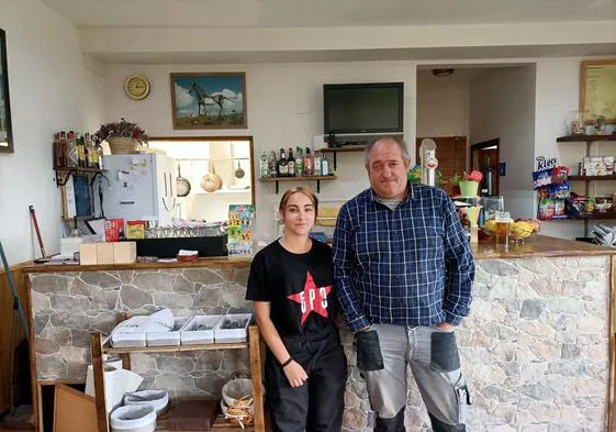 Carla, de 22 años, que gestiona el bar-local, junto al alcalde de Arroyo Cerezo, Daniel Rodilla