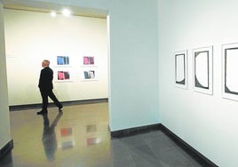 Un espectador en la sala de exposiciones de la Fundación Chirivella Soriano.