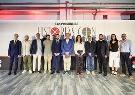 Foto de familia de los premiados con Jesus Trelis, director de LAS PROVINCIAS, y con Alfred Costa, director de À Punt.