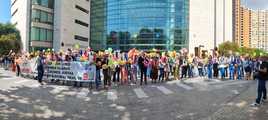 Funcionarios de Justicia, durante la protesta de la 'globotà' de este lunes.