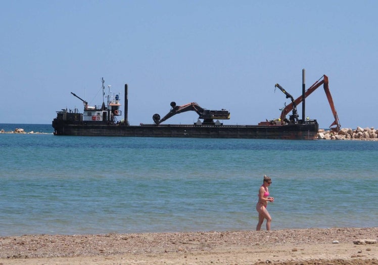 Imagen principal - La actuación para regenerar la playa de Les Deveses.