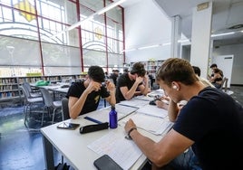 Estudiantes en una biblioteca de Valencia.