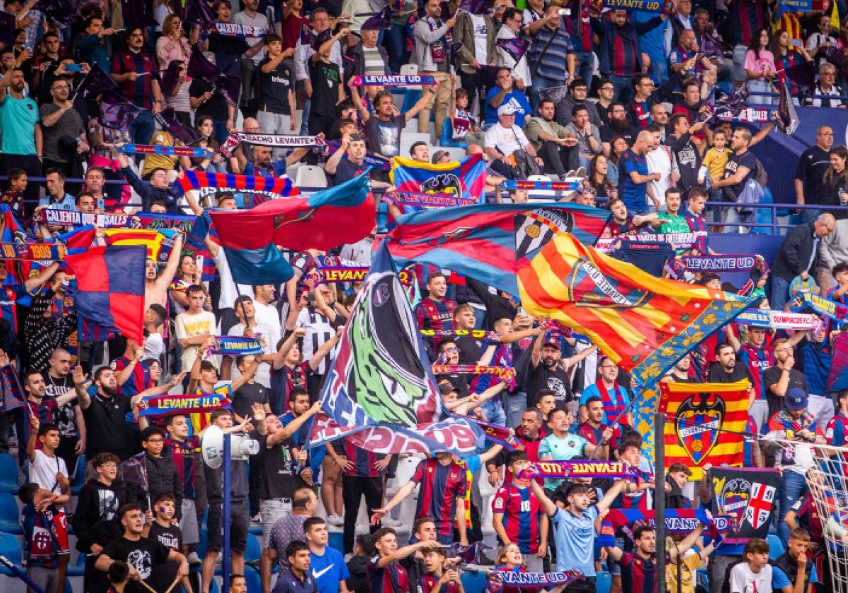 Afición granota durante un encuentro en el Ciutat de València.