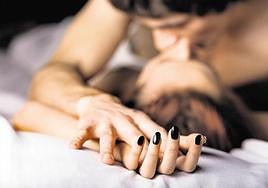 Una pareja, en la cama.