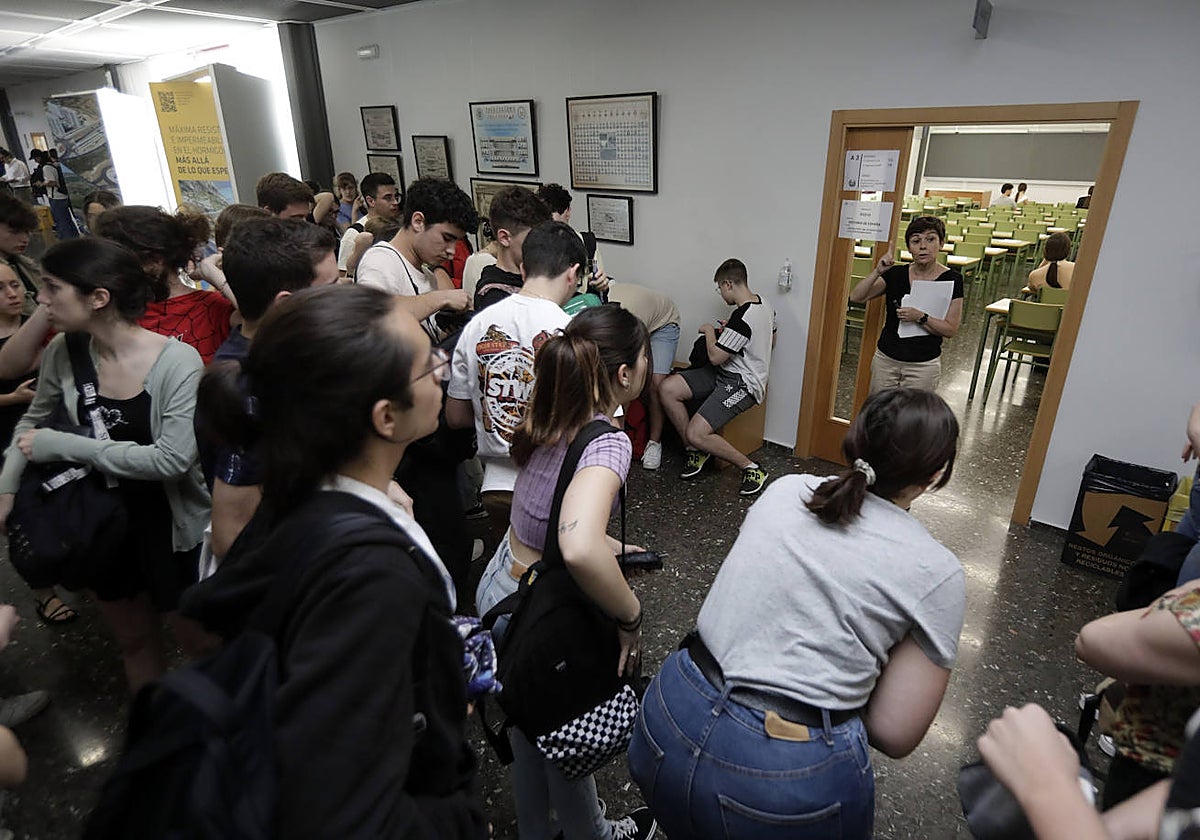 Llamamiento para entrar al examen de Historia de España, este martes.