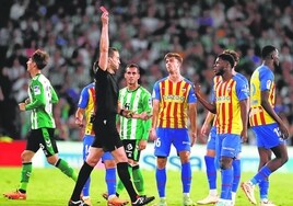 Alberola Rojas muestra la roja a Yunus en el partido frente al Betis.