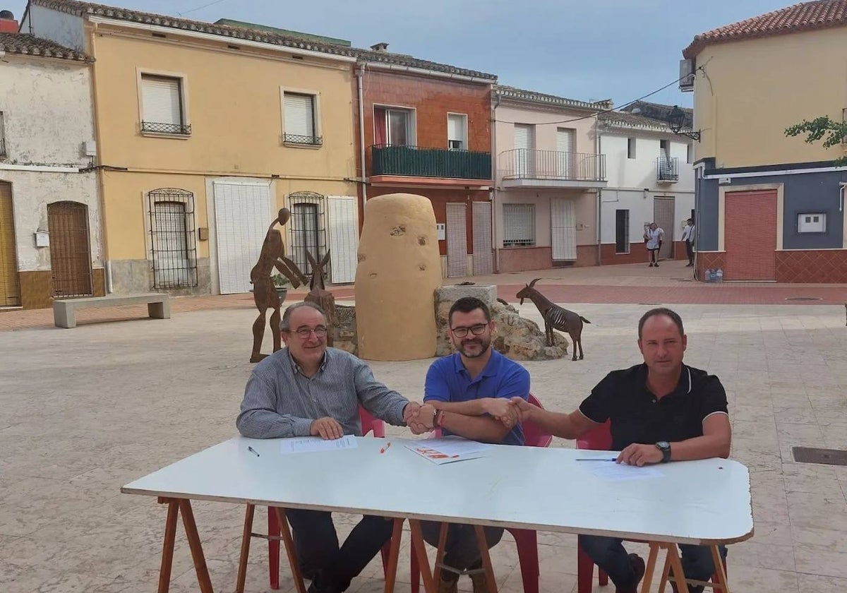 José Luis Mas con los representantes de Vivim y PRE.