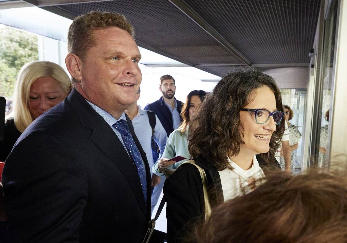 La exvicepresidenta Oltra, en la puerta de la Ciudad de la Justicia.