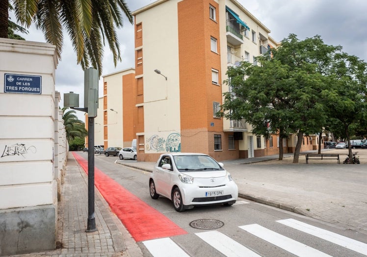 Imagen principal - Carril bici, en su entrada al barrio de Fuensanta, en la calle Picapedrers y en Tres Forques. 