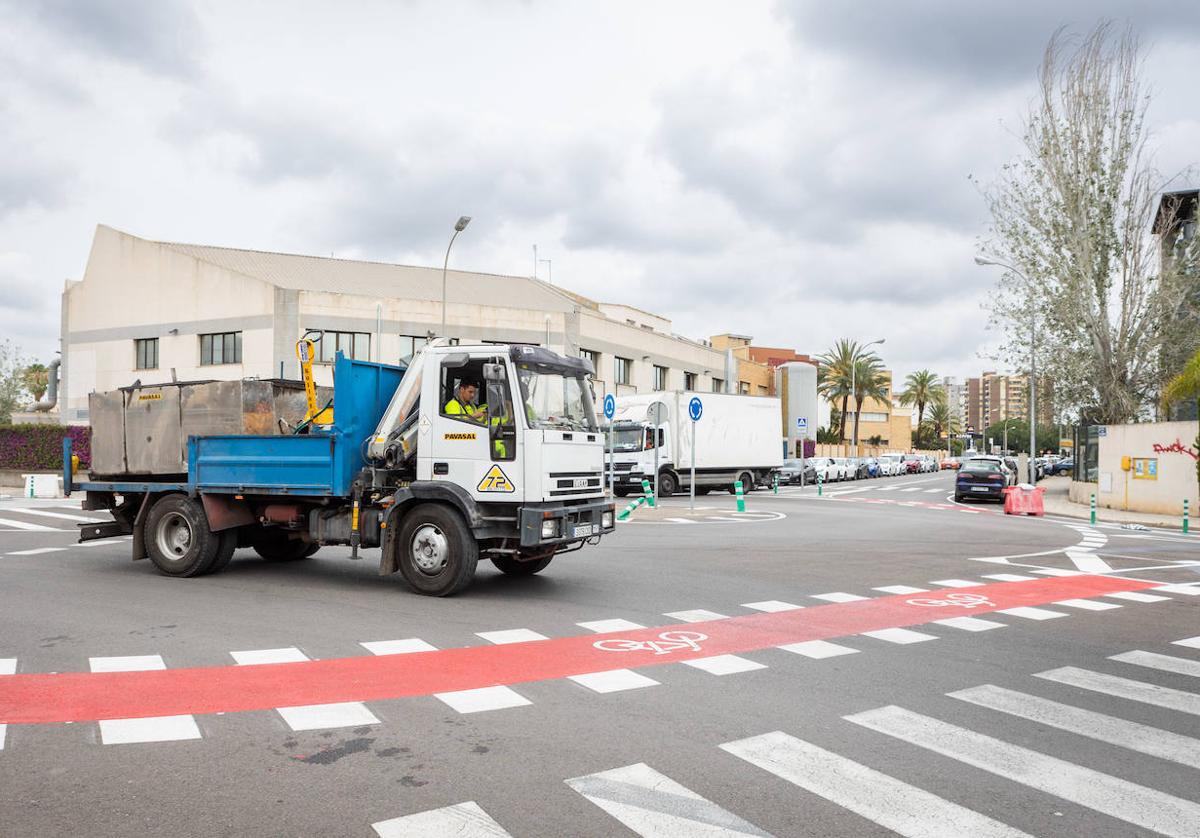 Nuevo carril bici de Vara de Quart, en una zona de paso frecuente de camiones y coches.