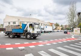 Nuevo carril bici de Vara de Quart, en una zona de paso frecuente de camiones y coches.