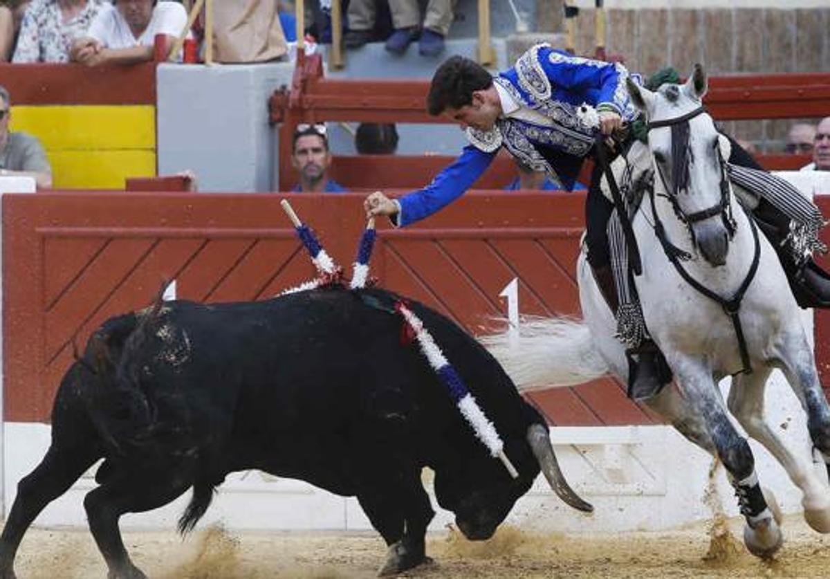 El rejoneador Guillermo Hermoso de Mendoza durante su faena en la corrida de rejones de la Feria de Hogueras.