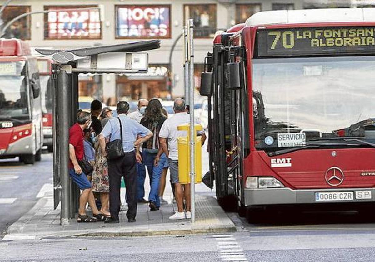 Una parada de autobús en Valencia.