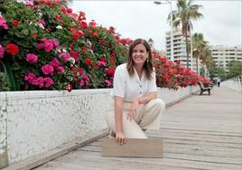 Sandra Gómez, con una de las nuevas planchas de plástico del puente de las Flores.