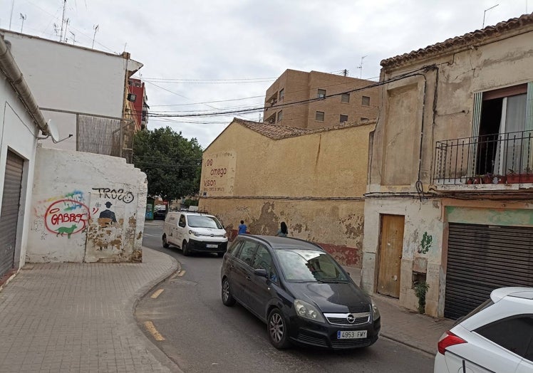 Tramo en 'zigzag' entre la avenida Burjassot y Garbí, con otra casa que rompe la línea de la calle.