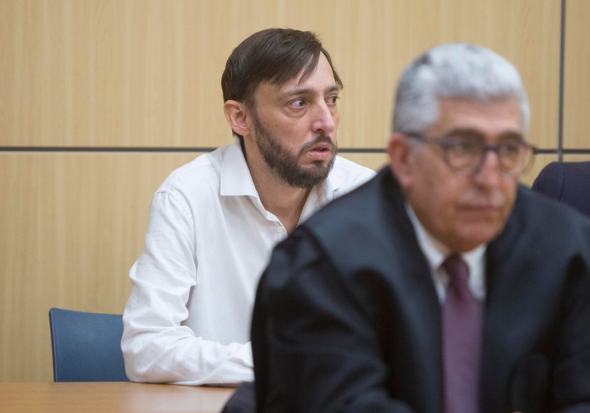 Alberto L., en la sala de vistas durante la lectura del veredicto del jurado que le declaró culpable.