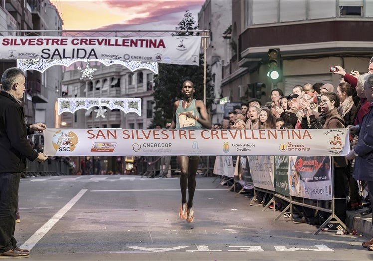 El campeón de una carrera en el pueblo del bajo Vinalopó.