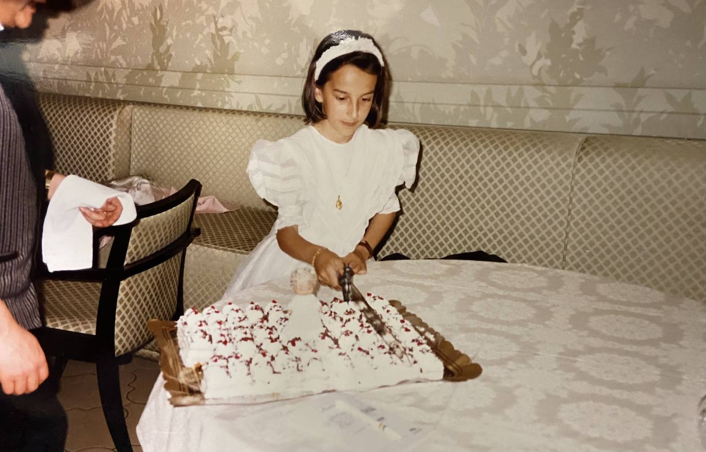 Yo, el 13 de junio de 1993 cortando una tarta ya cortada con una espada