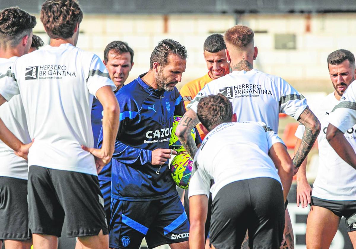 Rubén Baraja, en un entrenamiento rodeado de los jugadores.