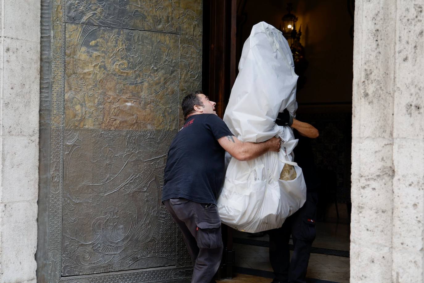 Fotos: la Virgen, trasladada al Museo Municipal de Valencia