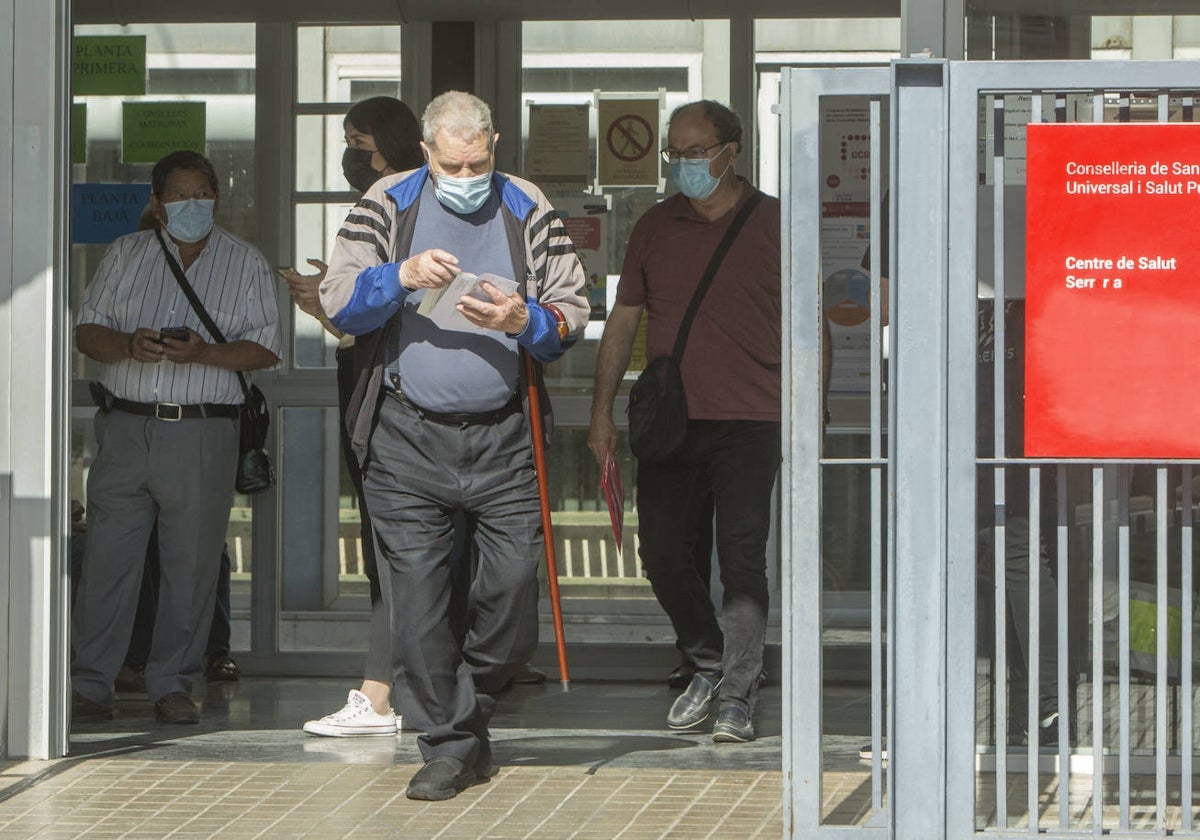 Pacientes a las puertas de un centro de salud valenciano.