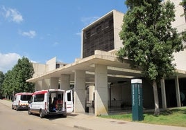 Dos ambulancias en la entrada de consultas externas del Hospital de Dénia.