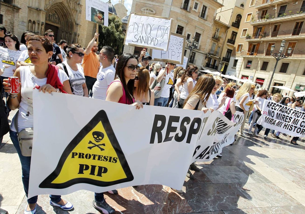 Mujeres afectadas por las prótesis PIP defectuosas, durante una manifestación.