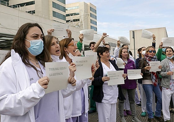 Profesionales sanitarios protestan por la dificultad del examen para la consolidación de plazas de Enfermería.