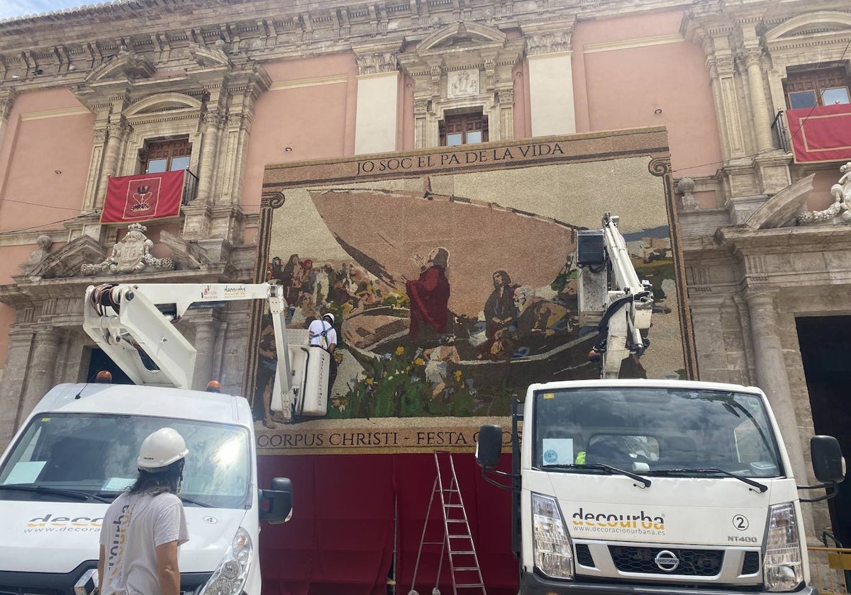 Montaje del tapiz del Corpus Christi, homenaje a Sorolla.