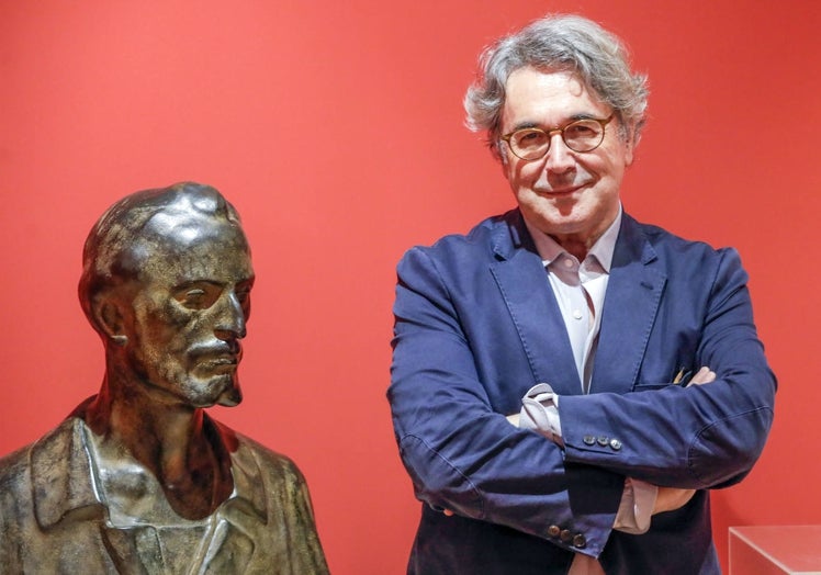 El escritor Andrés Trapiello junto al busto de Eduardo Rosales en la exposición de la fundación El Secreto de la Filantropía.