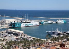 Barcos de Baleària en la estación marítima de Dénia.