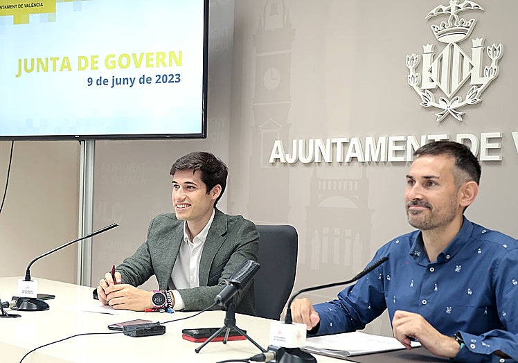 El vicealcalde en funciones, Sergi Campillo (d) y el portavoz del PSPV, Borja Sanjuán, en la última Junta de Gobierno.