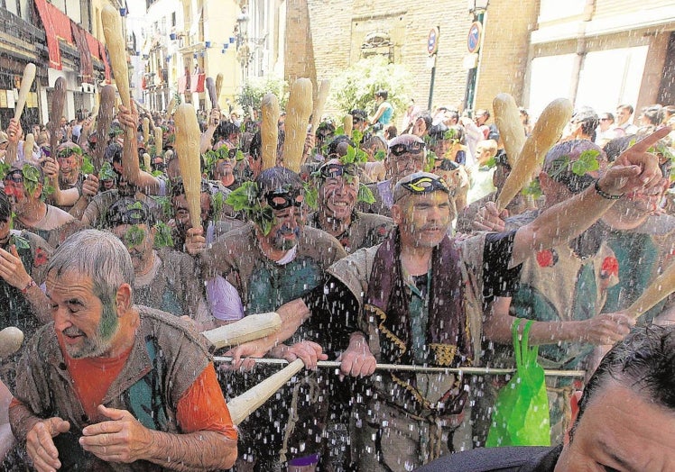 Lanzamiento de agua al grupo de la 'Degollà'.