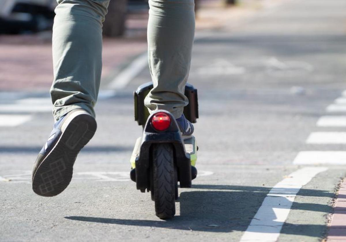 La dolorosa multa de la DGT a los menores de edad por conducir bebidos un patinete eléctrico este verano