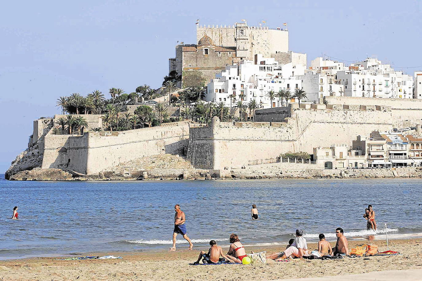 Playa de Peñíscola con el Castillo de fondo.