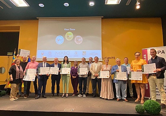 Los premiados, entre ellos los representantes de las bodegas de la Marina Alta.