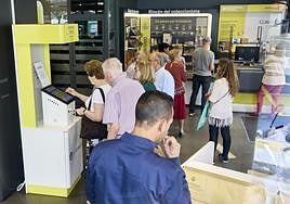 Colas para pedir el voto por correo en las distintas oficinas de correos