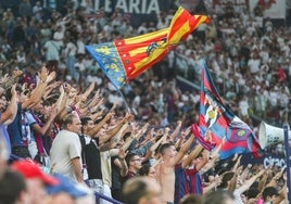 La afición granota, volcada con el equipo en el Ciutat.