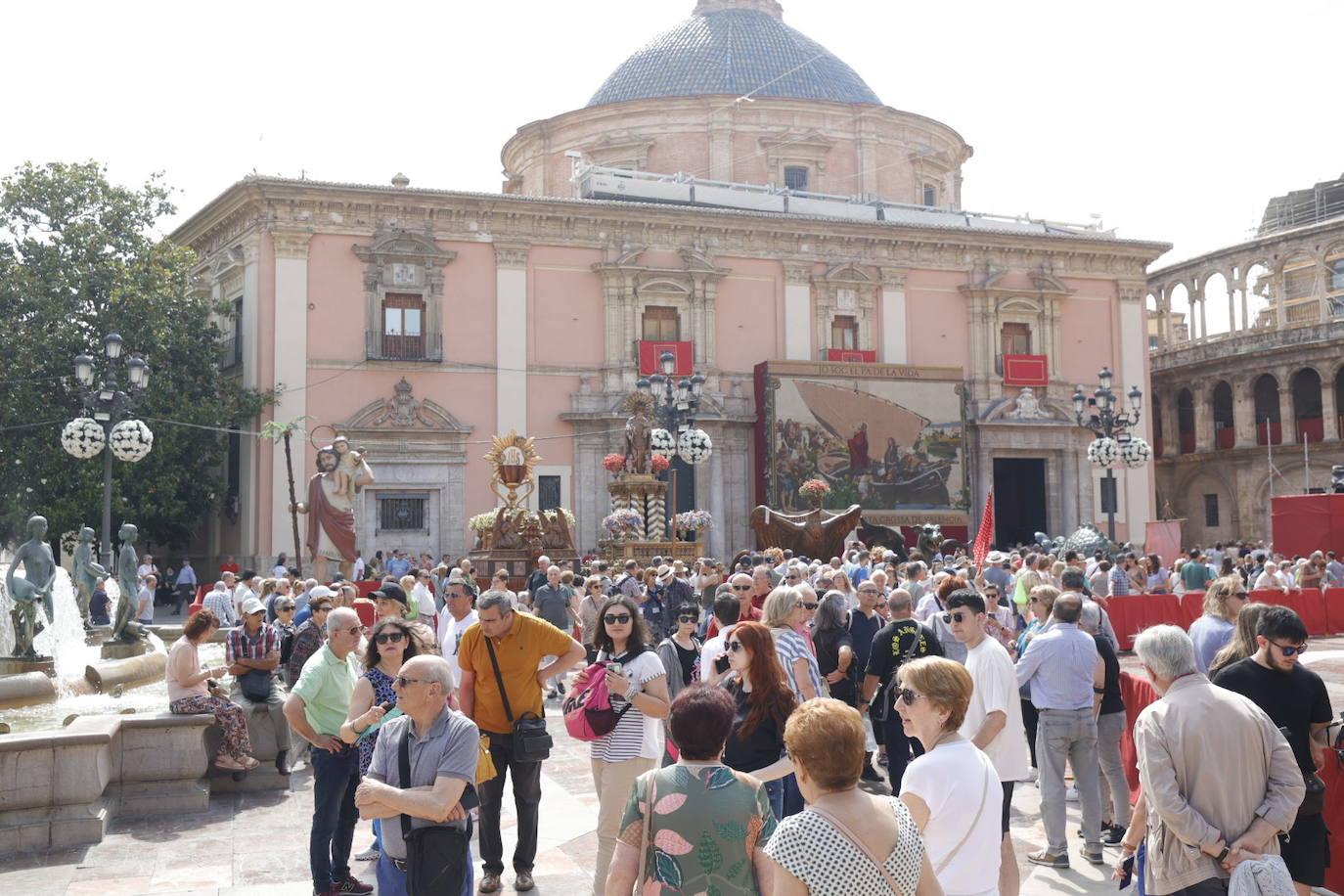 La Cabalgata del Convite llena Valencia de danza, música y color
