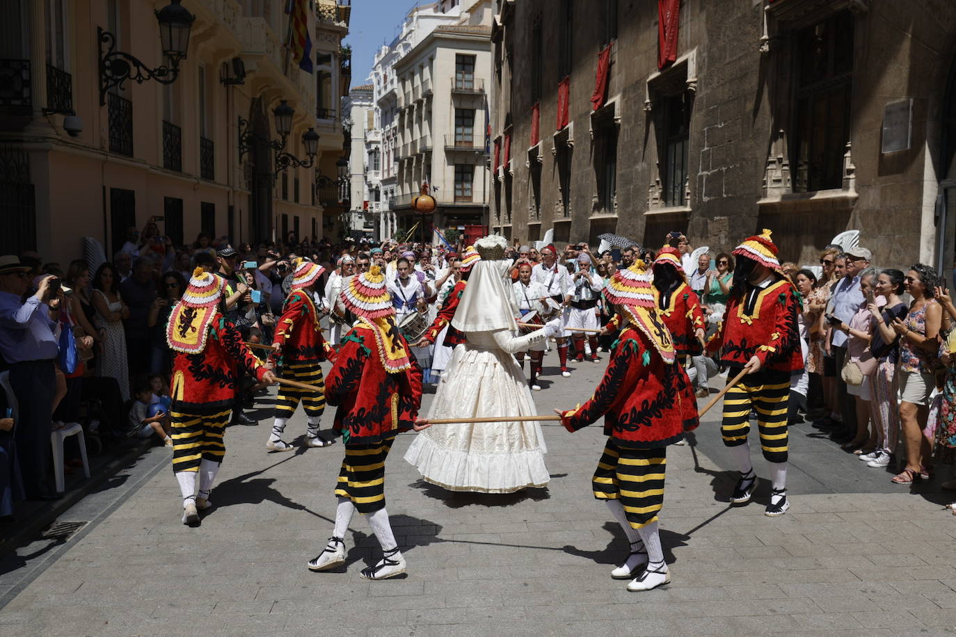 La Cabalgata del Convite llena Valencia de danza, música y color
