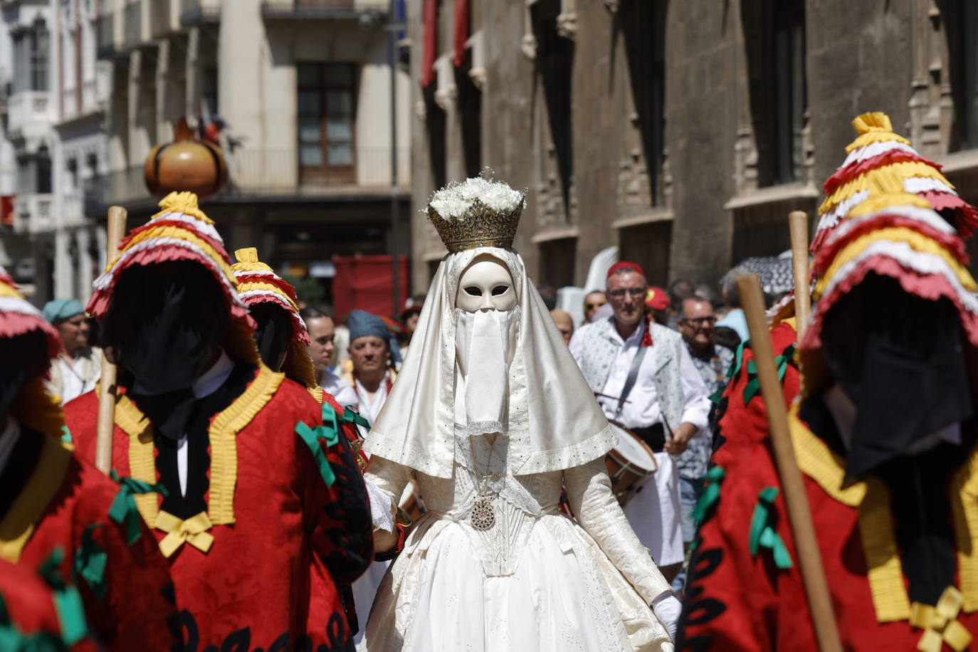 La Cabalgata del Convite llena Valencia de danza, música y color