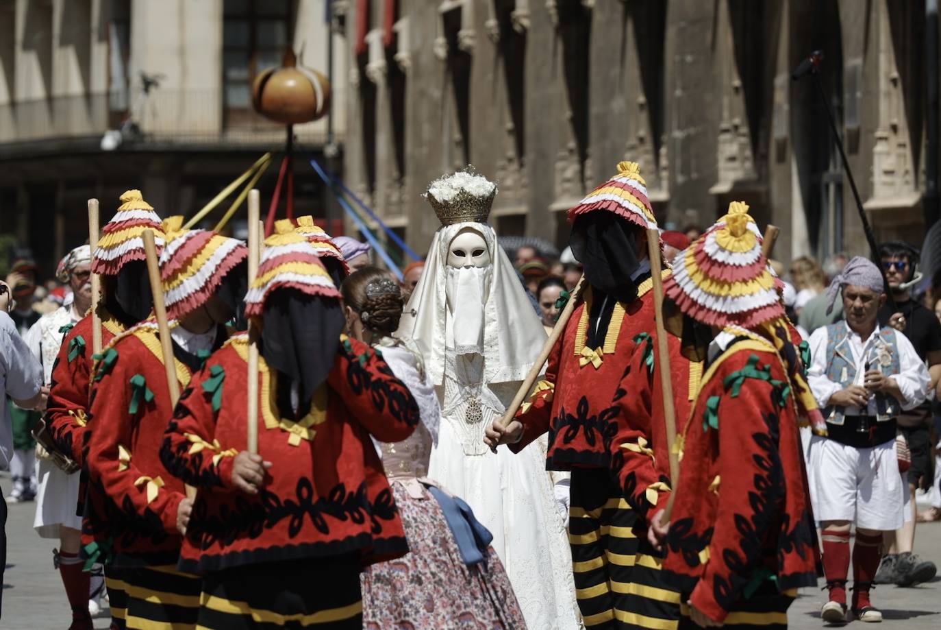 La Cabalgata del Convite llena Valencia de danza, música y color